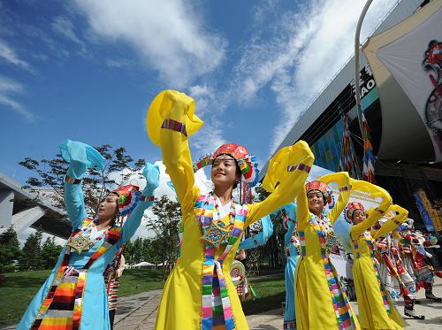 9月1日上午，参加西藏周活动的演员在上海世博会宝钢大舞台表演
