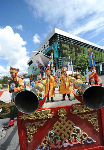 9月1日上午，参加西藏周活动的演员在上海世博会宝钢大舞台准备开始表演