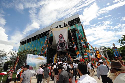 9月1日上午，嘉宾抵达上海世博会宝钢大舞台，准备参加西藏活动周开幕式