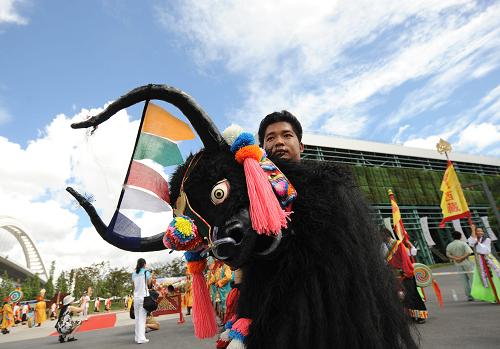 9月1日上午，参加西藏周活动的演员在上海世博会宝钢大舞台准备开始表演