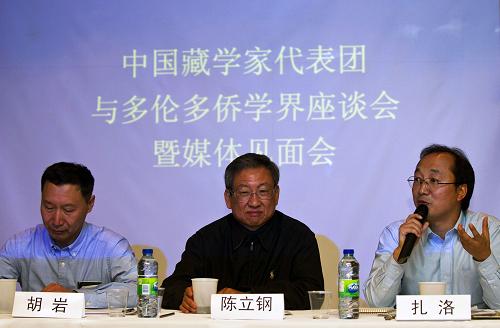 9月5日，中国藏学家代表团团长、中国社会科学院民族学与人类学研究所副研究员扎洛（右）在多伦多回答记者提问。