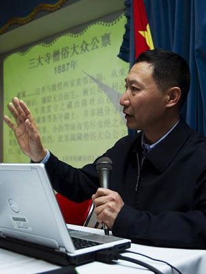 9月5日，中国藏学家代表团成员、中央党校科学社会主义教研部民族与宗教理论教研室主任胡岩在多伦多介绍西藏社会发展变迁