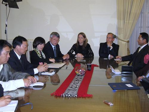  8月17日，由来自中国社科院、西藏社科院、四川省文史研究馆和国新办的资深专家学者组成的中国藏学家代表团在圣地亚哥会晤智利政府秘书部部长埃娜·冯·贝尔（右三）
