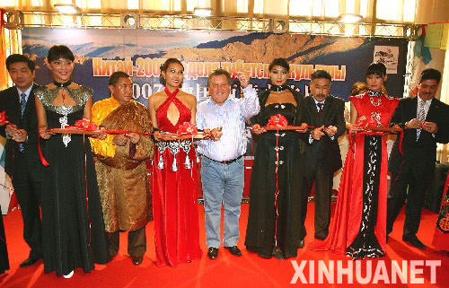 9月12日，在俄罗斯卡尔梅克共和国首府埃利斯塔市举行的“2007·中国西藏文化周”活动开幕式上，卡尔梅克共和国总理科扎奇科（左五）、第一副总理曼吉耶夫（右三）与中国佛教协会西藏分会会长珠康·土登克珠（左三）共同为活动剪彩。作为俄罗斯“中国年”重要活动之一，“2007·中国西藏文化周”在莫斯科闭幕后，于12日转赴俄罗斯卡尔梅克共和国首府埃利斯塔继续进行。 新华社记者沈伯韩摄