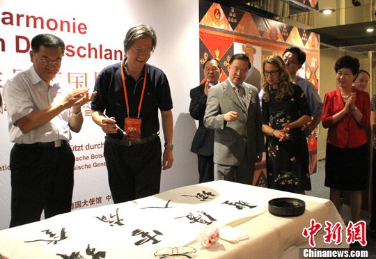 2012年7月27日，和美西藏美术作品德国展在汉堡举办招待晚宴。中国侨联主席林军与著名书法家刘小晴在晚宴上切磋书法。