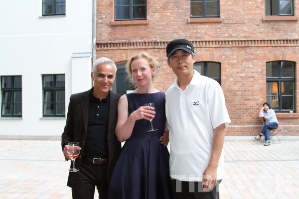 艺术中心负责人沙沙尼先生（左）及其助手泰施女士（左二）与“和美西藏”随团画家姜新成合影留念