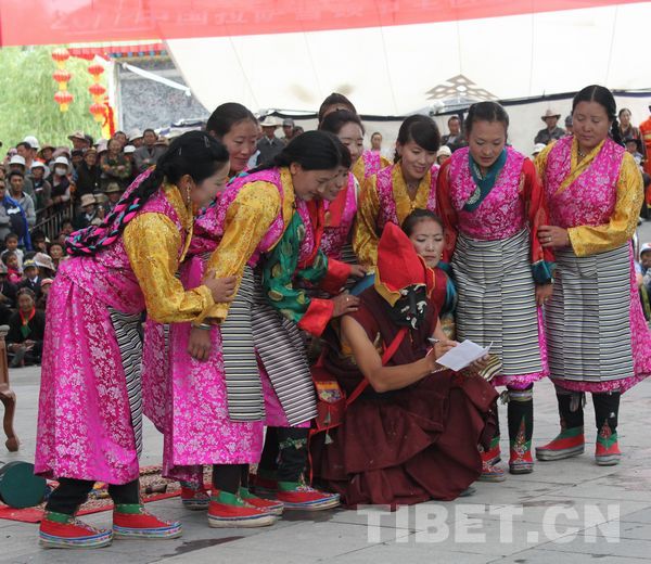 西藏山南雅隆扎西雪巴藏戏团在拉萨上演《诺桑王子》