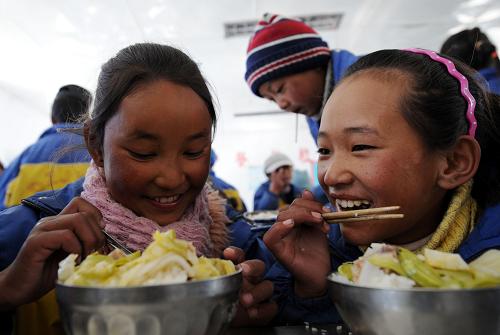 12月9日，西藏达孜县帮堆乡完全小学学生在吃午饭。 新华社记者 觉果 摄