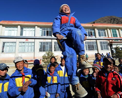 12月9日，西藏达孜县帮堆乡完全小学学生在课间玩耍。 新华社记者 觉果 摄