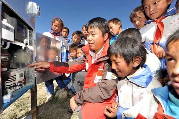 一群藏族小学生正在参观中科院珠穆朗玛大气与环境综合观测站