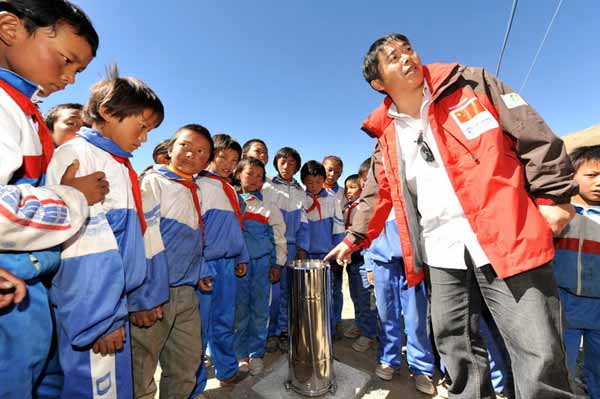 一群藏族小学生正在参观中科院珠穆朗玛大气与环境综合观测站