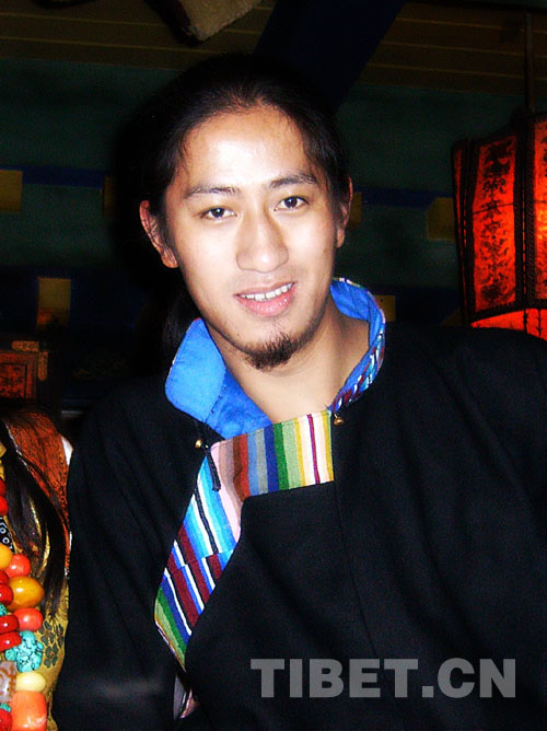 身着藏族传统服饰的格桑
