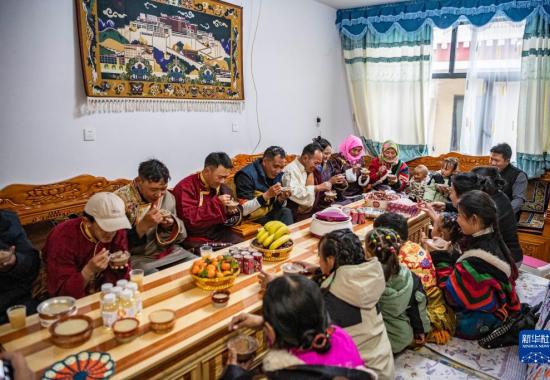 西藏：搬迁群众欢度“古突”之夜